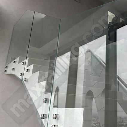 Стъклен парапет по стълби с дистанционер